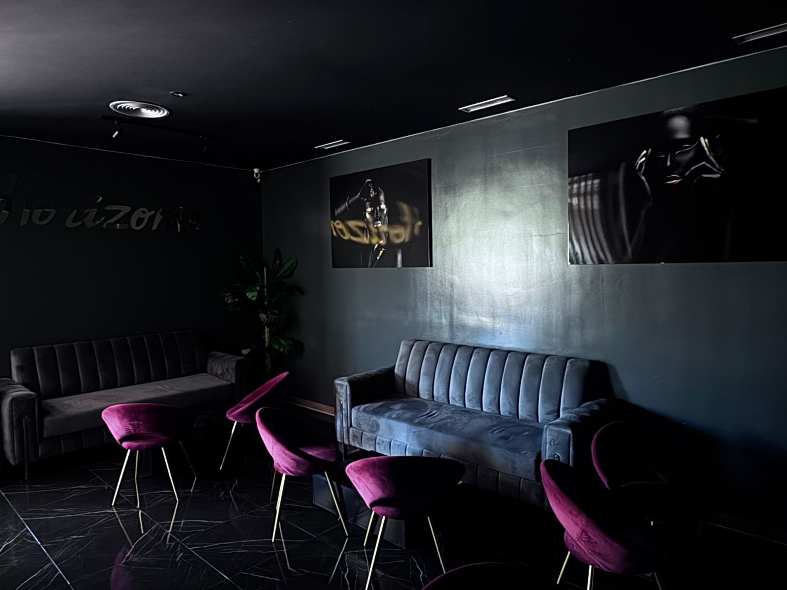 Entrada del reservado privado de Horizonte Lounge, un espacio aparte del salón principal en Getafe