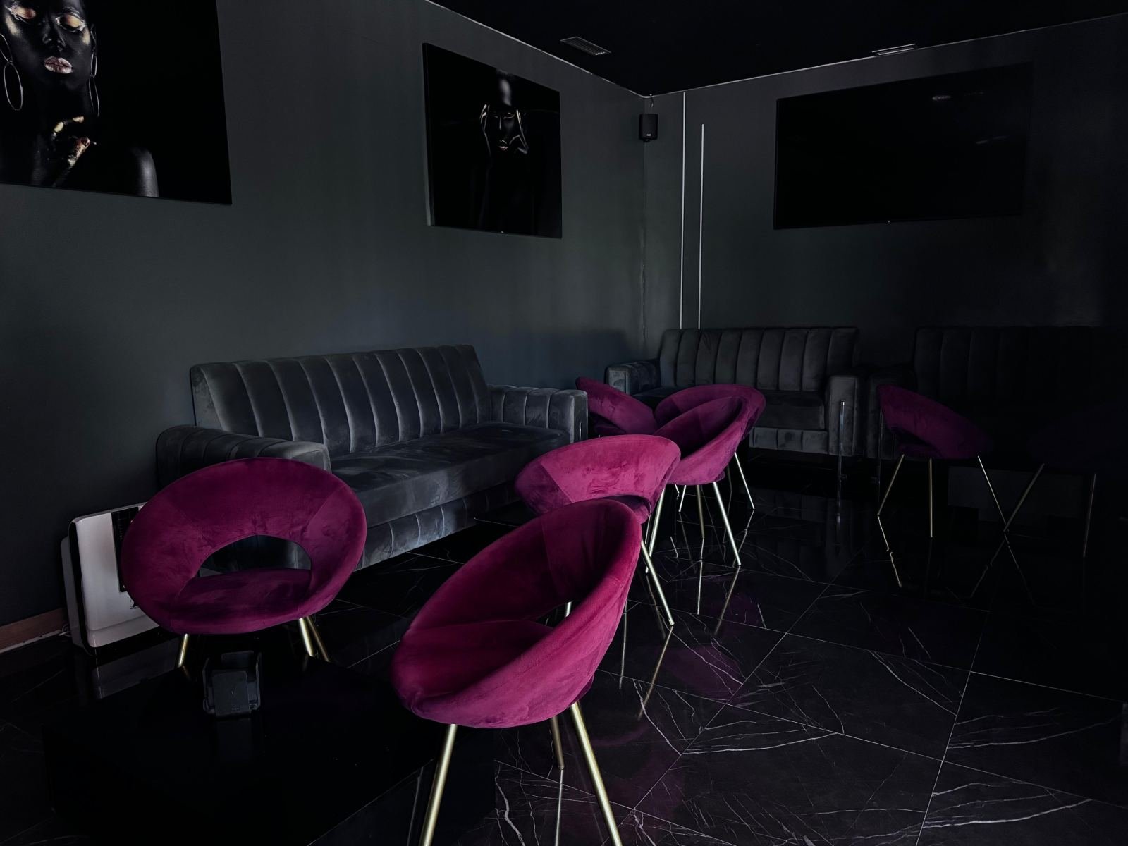 Interior del reservado privado de Horizonte Lounge preparado para una celebración en Getafe