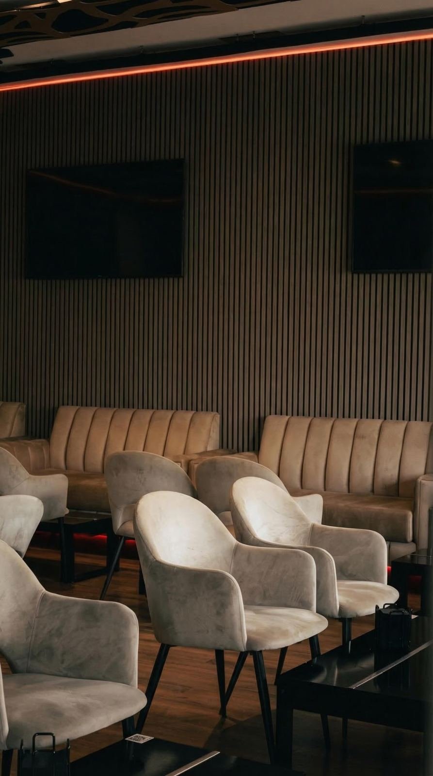 Rincón del salón de Horizonte Lounge con luz baja, ambiente para una noche entre amigos en Getafe